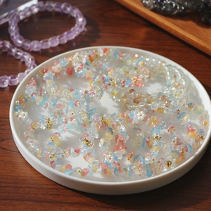 Bracelet de fleurs en pierres colorées avec perles et fermoir doré dans un plat en céramique