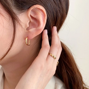Chic 925 sterling silver gold U-shaped earrings and twisted rope ring set on model