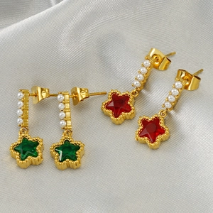 Boucles d'oreilles étoile dorées avec strass colorés et perles blanches sur tissu en soie