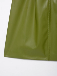 Détail macro d'une robe en cuir vert olive montrant les coutures et la texture du tissu