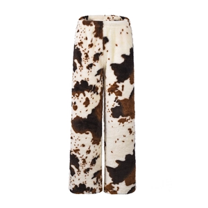 Vue détaillée de la texture épaisse en polaire à motif vache sur ce pantalon décontracté