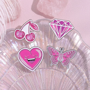 Set de broches de esmalte rosa con diseños de cereza, diamante, corazón y mariposa
