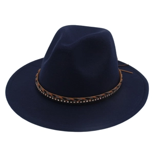 Dettaglio di fedora in feltro blu navy con fascia intrecciata e decorazioni in strass
