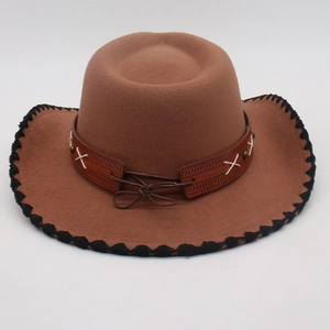 Sombrero fedora de jazz marrón clásico con banda de cuero étnica decorada