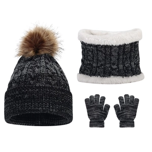 Dettaglio del set invernale in maglia a trecce con fodera in pile e grande pompon