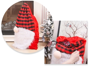 Détail d'un sac cadeau de Noël avec barbe en peluche et fermeture par cordon