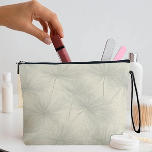 Borsa per trucco floreale con cerniera e cinturino in un ambiente di vita reale