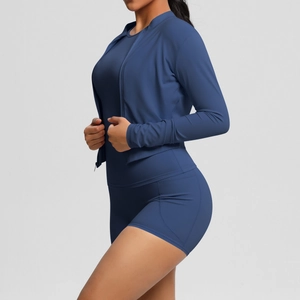 Détail du short de yoga taille haute bleu foncé et de la veste de fitness zippée