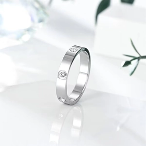 Detailopname van een zilveren ring met heldere stenen en schroefontwerp