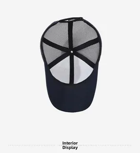 Détail de l'intérieur en maille respirante et des coutures de la casquette trucker bleu marine