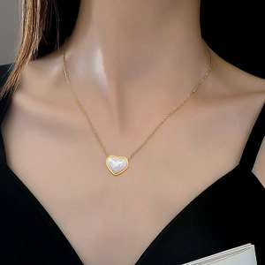 Collana in acciaio al titanio con ciondolo a cuore e intarsio di perla su modella