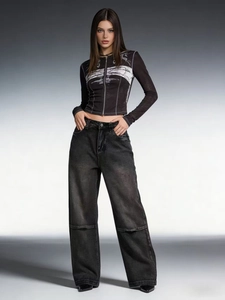 Nahaufnahme der gewaschenen grauen High-Waist-Jeans mit weitem Bein und Print-Top