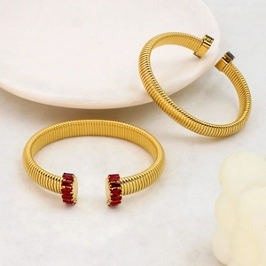 Bracciale rigido a spirale placcato oro con pietre preziose di zircone rosso