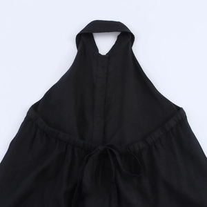 Détail du dos nu de la robe noire avec cordon de serrage réglable et texture en coton
