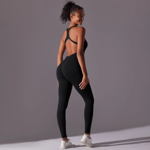 Detail der gekreuzten Träger am nahtlosen schwarzen Yoga-Jumpsuit mit offenem Rücken