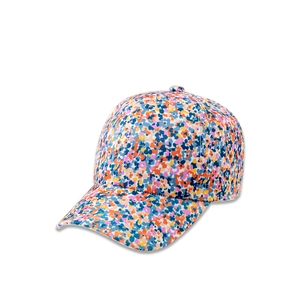 Dettaglio ravvicinato del cappellino floreale vivace con trama classica in tela di cotone
