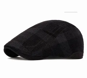 Vue détaillée du tissu en velours côtelé noir et des coutures de cette casquette rétro