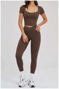 Dunkelbraunes Yoga-Set mit V-Cross-High-Waist-Leggings und praktischen Seitentaschen