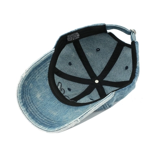 Vue intérieure de la casquette en jean montrant les coutures et l'étiquette de coton