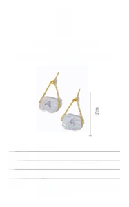 Detail of baroque freshwater pearl earrings with 18K gold plating and dimension marks