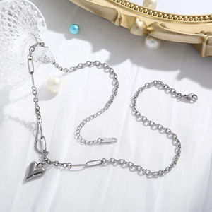 Collana minimalista in argento con pendente a cuore e catena a maglie miste alla moda