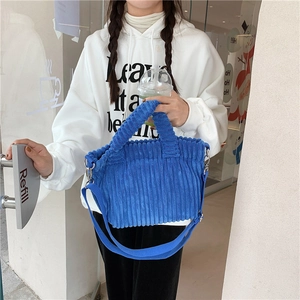Sac fourre-tout en velours côtelé bleu Klein avec bandoulière réglable et texture douce