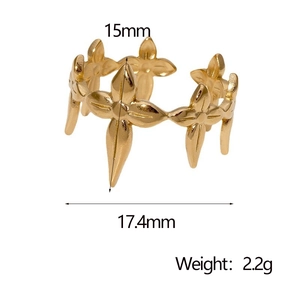 Detail showing dimensions 15mm height and 17.4mm width of the gold leaf pattern ring