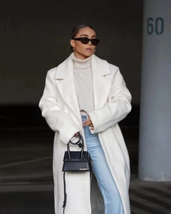Style urbain chic avec un long manteau en peluche blanc à revers pour l'hiver au chaud