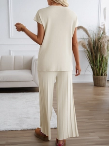 Detaillierte Strickstruktur und lockere Passform des beigefarbenen Stricksets für Damen