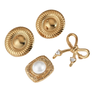 Broche nœud dorée avec cristaux en cœur et ensemble de boucles d'oreilles rondes