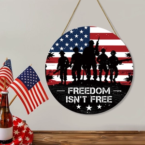 Panneau rond en bois drapeau USA avec silhouettes de soldats et texte Freedom Isnt Free