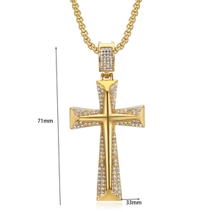 Détail du pendentif croix hip hop dimensions 71mm de hauteur et 33mm de largeur en doré