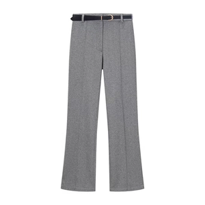 Pantalon large gris à motif chevrons pour femme avec fine ceinture noire à boucle