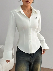 Κομψό λευκό γυναικείο πουκάμισο slim fit με μακριά μανίκια και κέντημα γράμματος