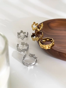 Detailansicht von 18K Gold und Silber Blumenringen mit unregelmäßiger Lavatextur