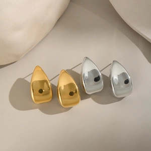 Vue détaillée de boucles d'oreilles gouttes d'eau géométriques en finitions or et argent