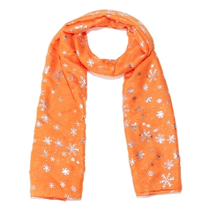 Détail d'une écharpe orange vif avec motifs flocons argentés et texture douce