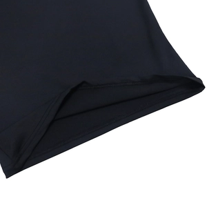 Détail de l'ourlet du haut dos nu noir avec couture à double aiguille de haute qualité