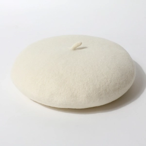Elegante crèmewitte wollen baret voor dames met een klassiek minimalistisch ontwerp