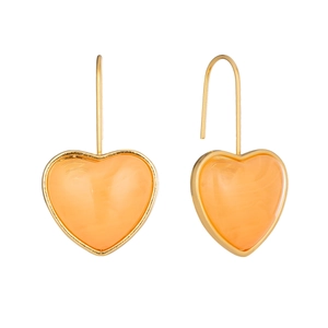 Détail de boucles d'oreilles en forme de cœur avec cadres dorés et résine orange vif