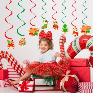 Gros plan de la déco de fête de Noël avec ballons de bonbon et boîtes-cadeaux rouges