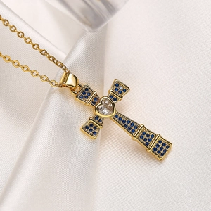 Elegante 18K vergoldete Kreuzkette mit blauen Zirkoniasteinen und herzförmigem Zentrum
