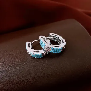 Boucles d'oreilles créoles vintage avec perles turquoise et détails floraux sur cuir