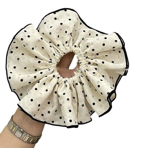 Elastico per capelli oversize beige a pois neri con eleganti bordi rifiniti