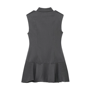 Détail d'une robe sans manches gris foncé avec col à revers et ourlet à volants élégant