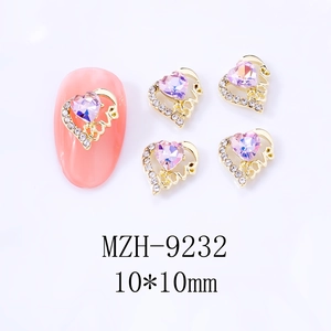 Makroaufnahme von hohlen Herz-Nagelcharms mit rosa Kristall und Love-Text, 10x10mm