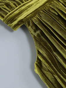 Gros plan détaillé du tissu en velours plissé vert olive avec un éclat luxueux
