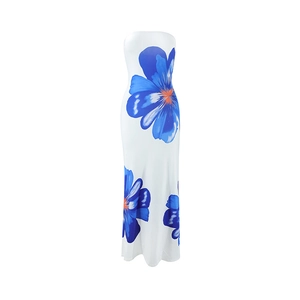 Dettaglio ravvicinato dell'abito lungo senza spalline bianco con fiori blu grandi