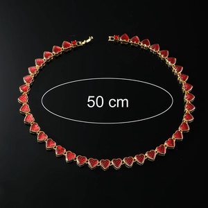 Dettaglio della collana a catena da 50 cm con maglie a cuore rosso e chiusura dorata