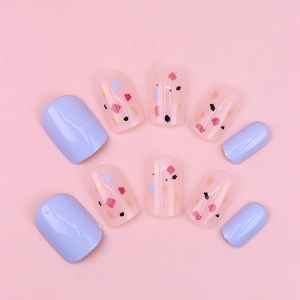 Faux ongles carrés courts lilas avec design artistique de taches d'encre aquarelle